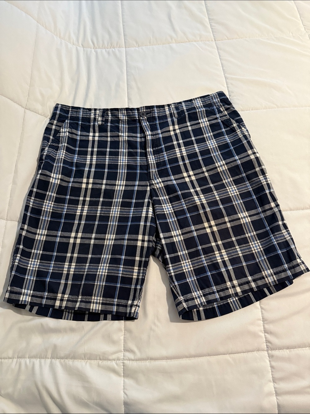 True Nation men's flat-front plaid shorts in size 42.